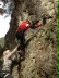 Erwachsene hilft Schülerin beim Klettern