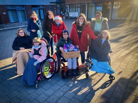 Gruppenbild: 9 Scher*innen vor einem Geb&auml;ude