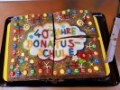 Bild von einem angeschnittenen Kuchen auf dem "40 Jahre Donatus-Schule" steht.