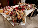 Bild von einem Tisch. Auf dem Tisch liegen selbstgebackene Plätzchen, gebastelter Tannenbaumschmuck und Weihnachtskarten
