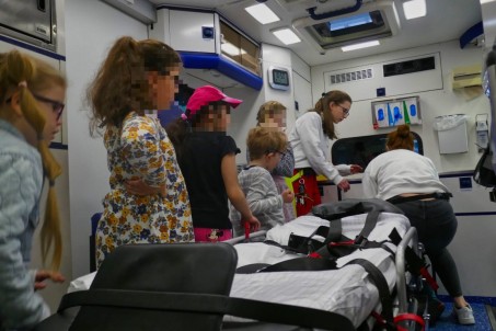 Bild von Schüler*innen in einem Rettungswagen.