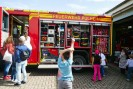 Bild von Schüler*innen vor einem Feuerwehrauto.