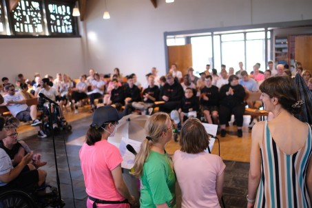 Bild von Schüler*innen die in einer Kirche für andere singen.