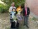 Bild von 3 Personen, 2 halten eine Handpuppe in der Hand.