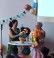 Bild von 2 Frauen, die eine Handpuppe in der Hand halten.