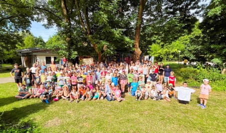 Gruppenbild mit ca. 100 Personen.