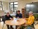 Bild von 3 Personen an einem Tisch - der Wahlvorstand bei seiner Arbeit.