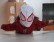 Bild von einer Schülerin mit einer Spider-Man-Maske. Sie liegt auf dem Bauch und tut so, als wenn sie fliegt.