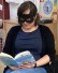 Bild von einer Person mit einer Schwarzen Maske. Sie liest aus dem Buch Superhelden vor.  