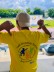 Bild von einem Schüler von hinten. Auf dem t-Shirt ist unser Schullogo