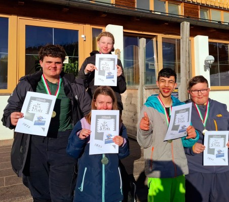 Gruppenbild von 5 Schüler*innen die eine Urkunde zeigen.