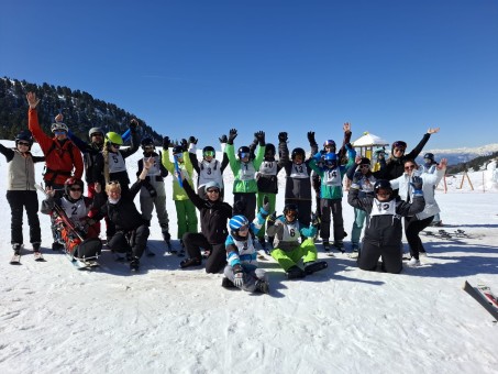 Gruppenbild mit 21 Personen. Einige Personen tragen ein Startnummer.