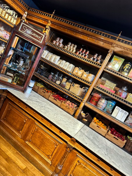 Bild von einer Ladentheke mit einem Regal dahinter.