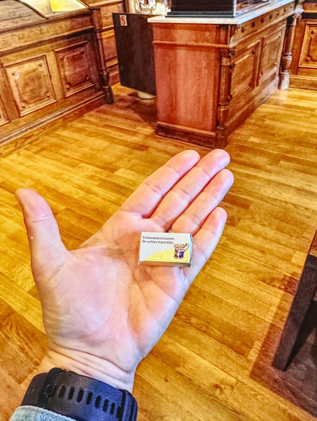 Bild von einem eingepackten Stück Schokolade.