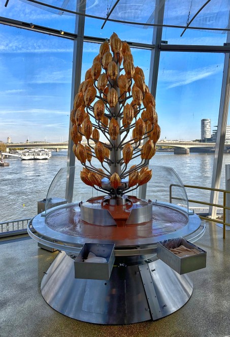 Bild von einem sehr großem Schokoladenbrunnen.