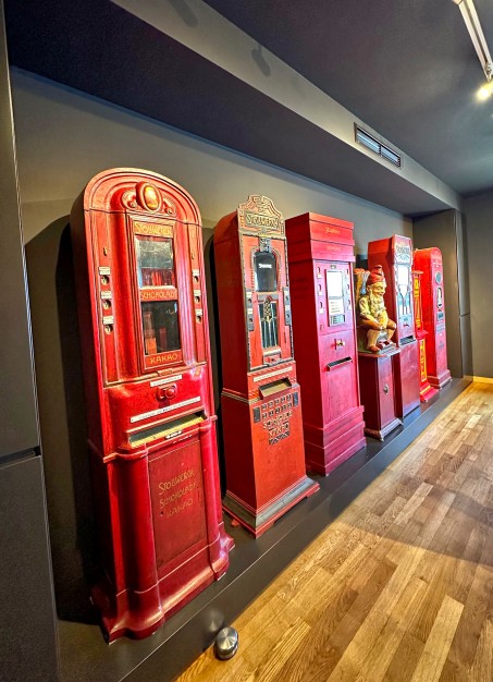 Bild von mehreren historischen Automaten, die nebeneinander stehen.