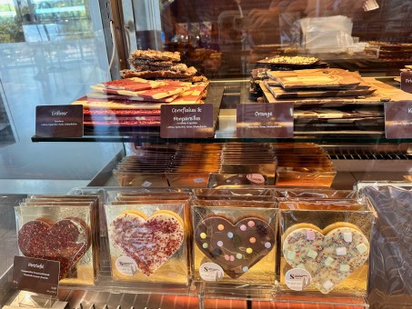 Bild von unterschiedlich verzierter Schokolade.