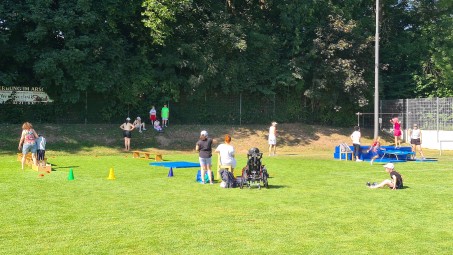 Bild von einem Sportplatz auf dem verschiedene Bewegungsstationen aufgebaut sind.
