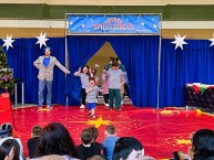 Bild von einer Manege: durch einen Vorhang tritt eine Gruppe von Sch&uuml;ler*innen auf.