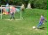 Kind schießt mit dem Ball auf ein Tor.