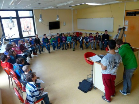Gruppenbild aller Klassensprecher der LVR-Donatus-Schule. Die Klassensprecher sitzen im Kreis.