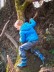 Ein Schüler klettert an einem Baum.